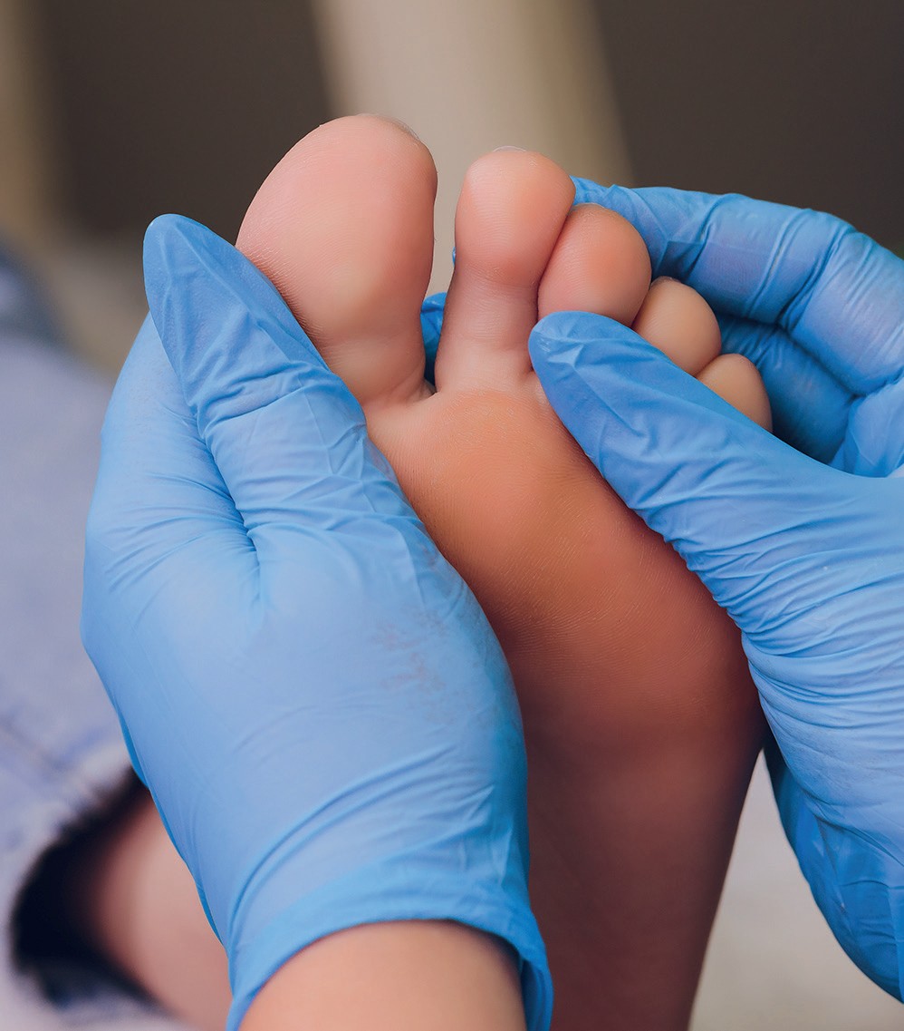 Medizinische Fußuntersuchung mit Handschuhen